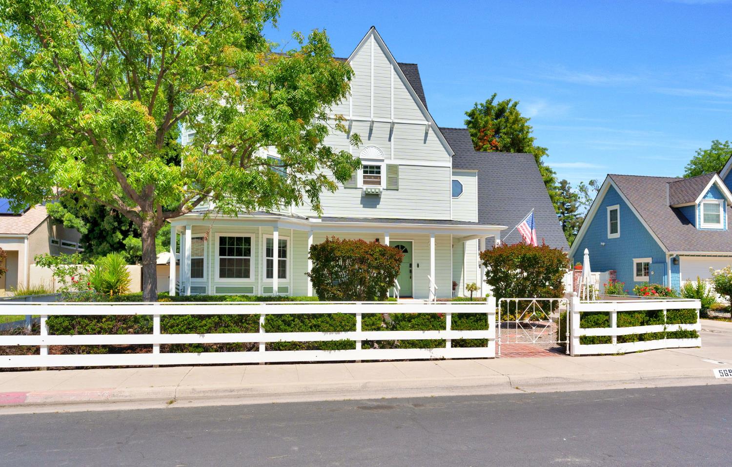 569 W Sample Ave, Clovis, CA 93612