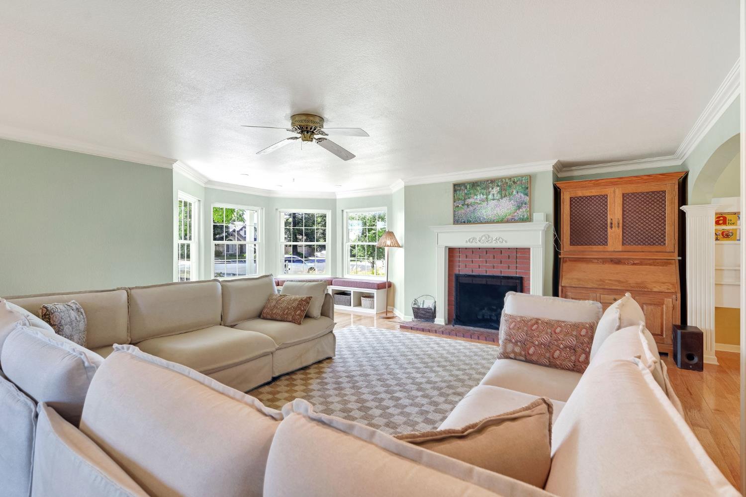 569 W Sample Ave, Clovis, CA 93612