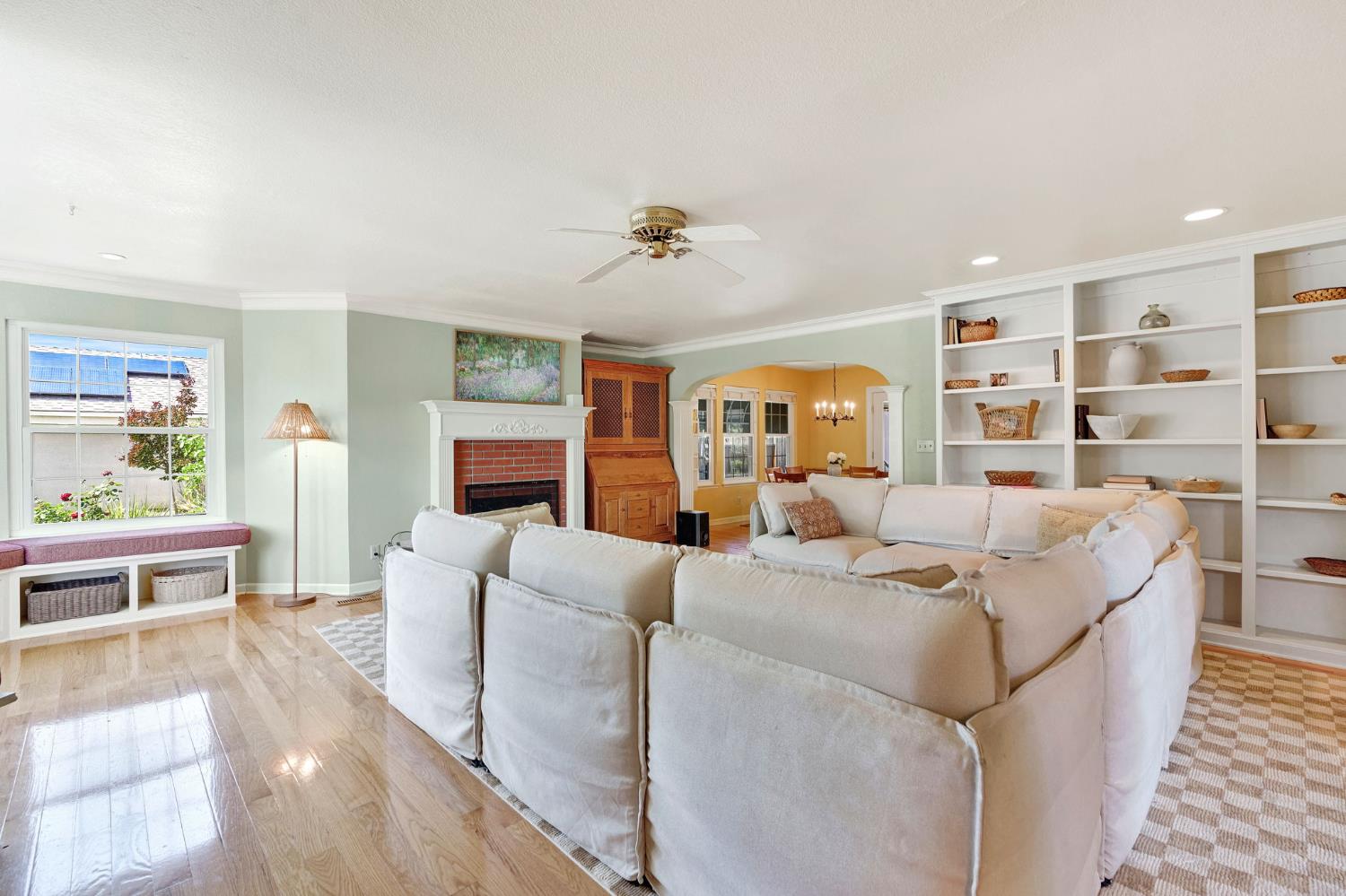 569 W Sample Ave, Clovis, CA 93612