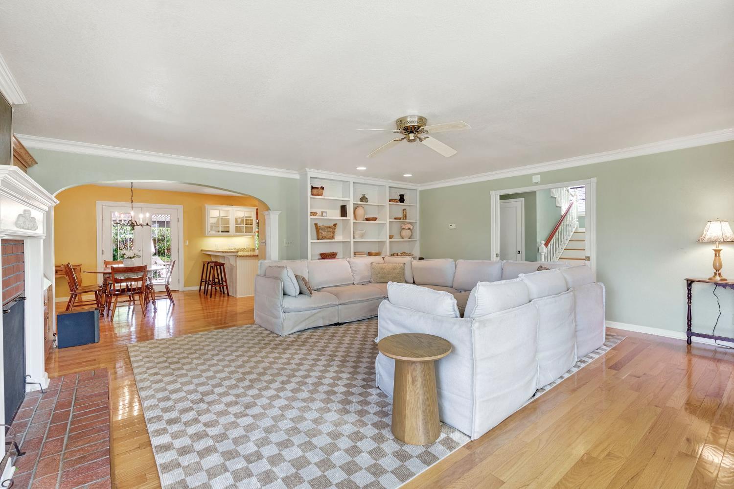 569 W Sample Ave, Clovis, CA 93612