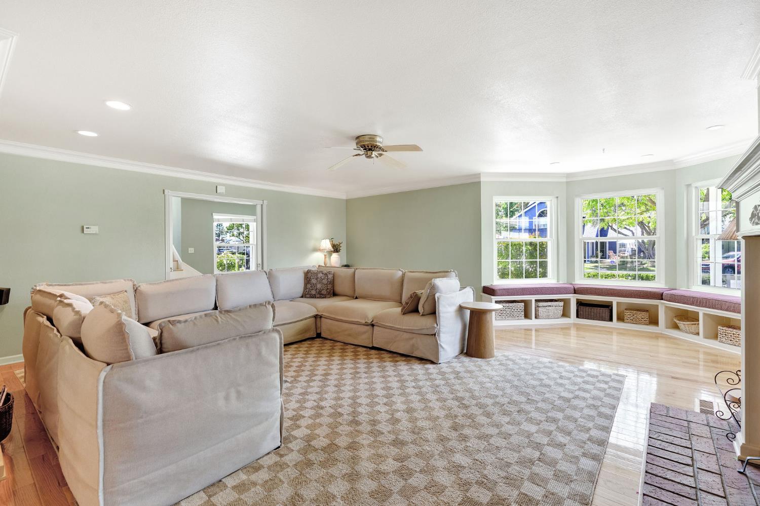 569 W Sample Ave, Clovis, CA 93612