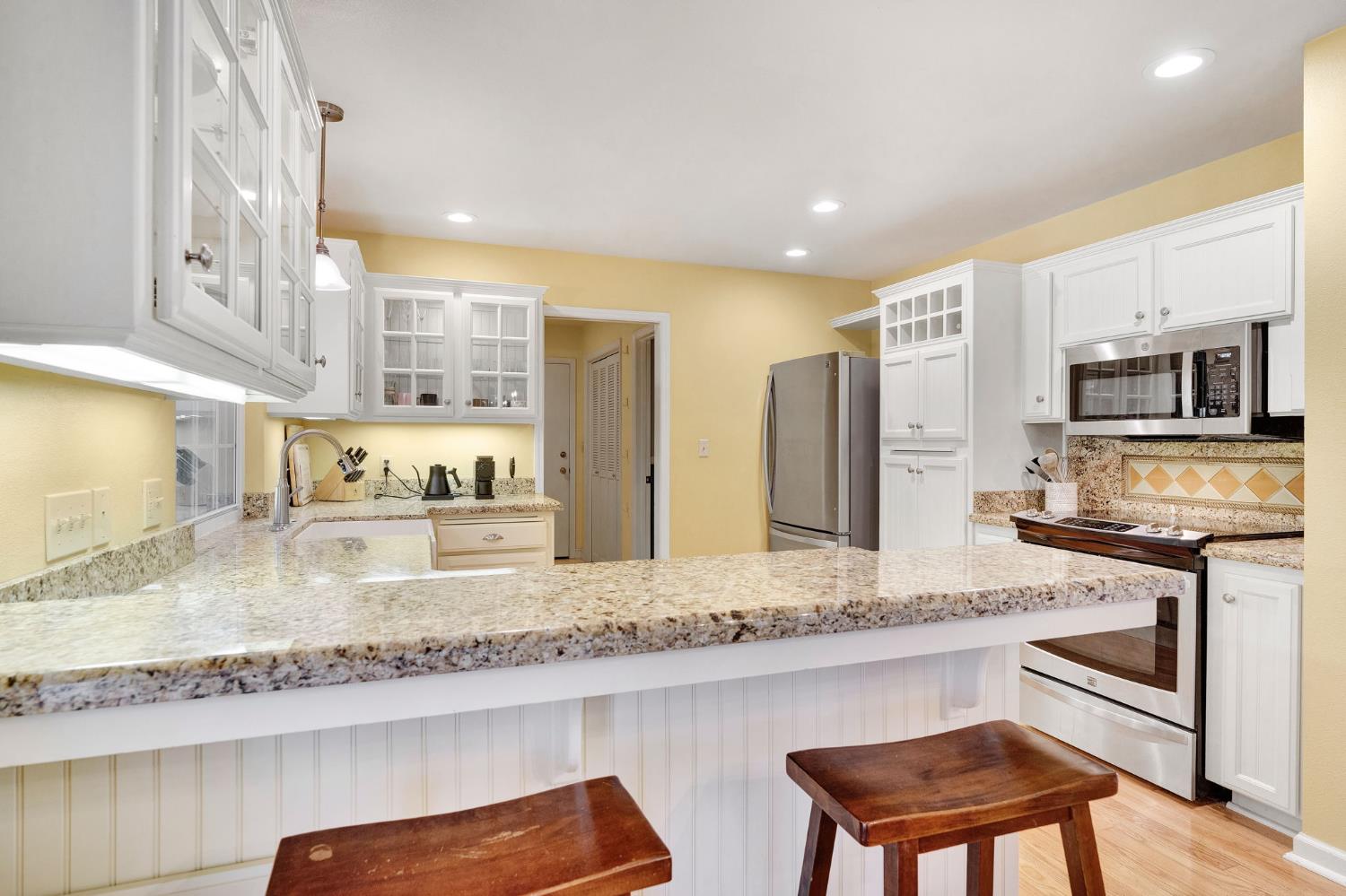 569 W Sample Ave, Clovis, CA 93612