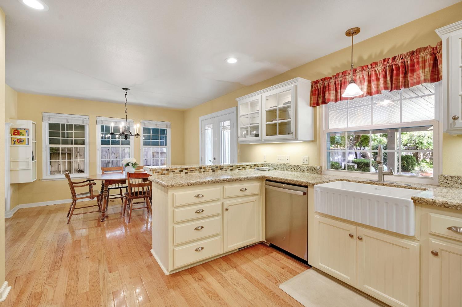 569 W Sample Ave, Clovis, CA 93612