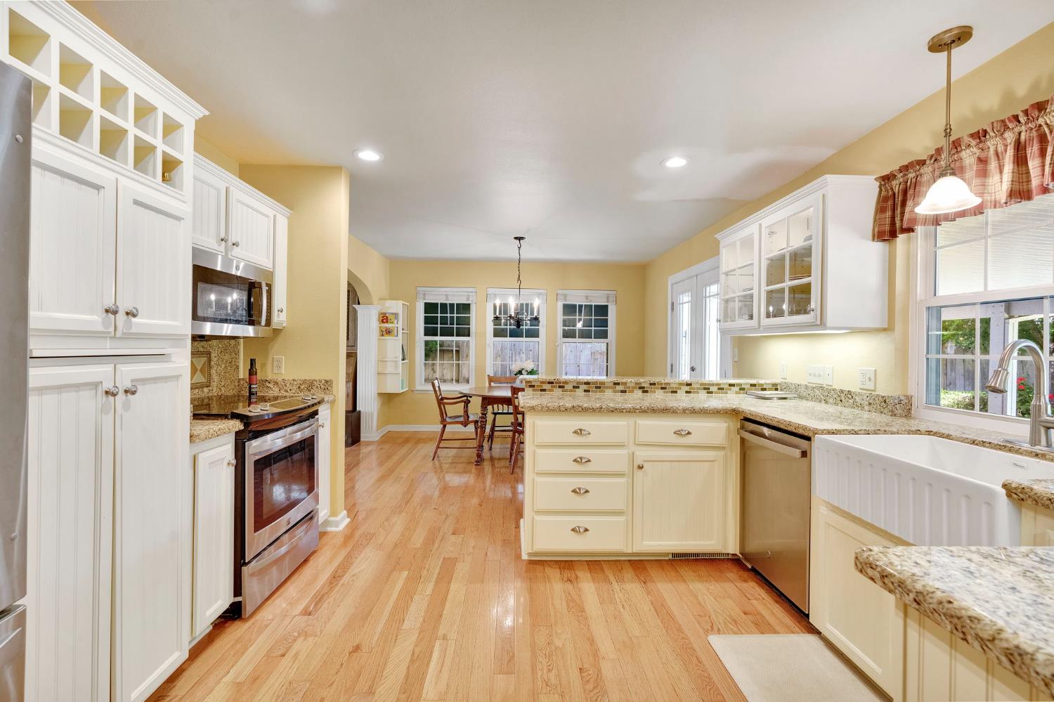 569 W Sample Ave, Clovis, CA 93612