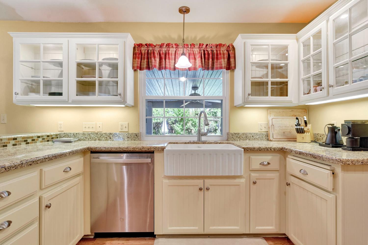 569 W Sample Ave, Clovis, CA 93612