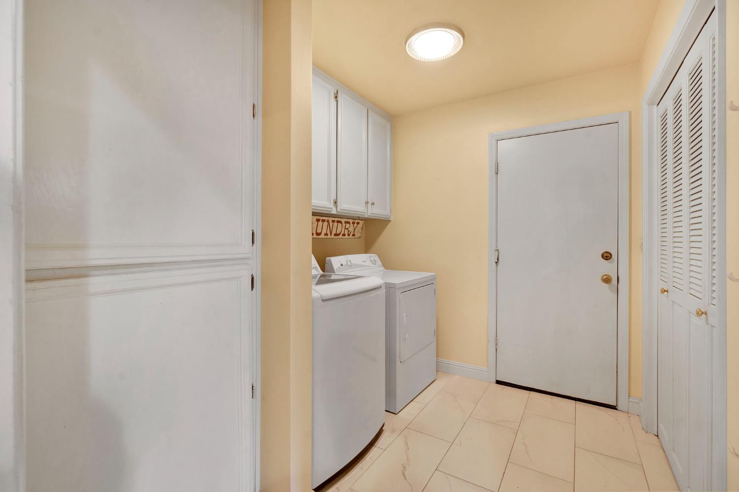 569 W Sample Ave, Clovis, CA 93612