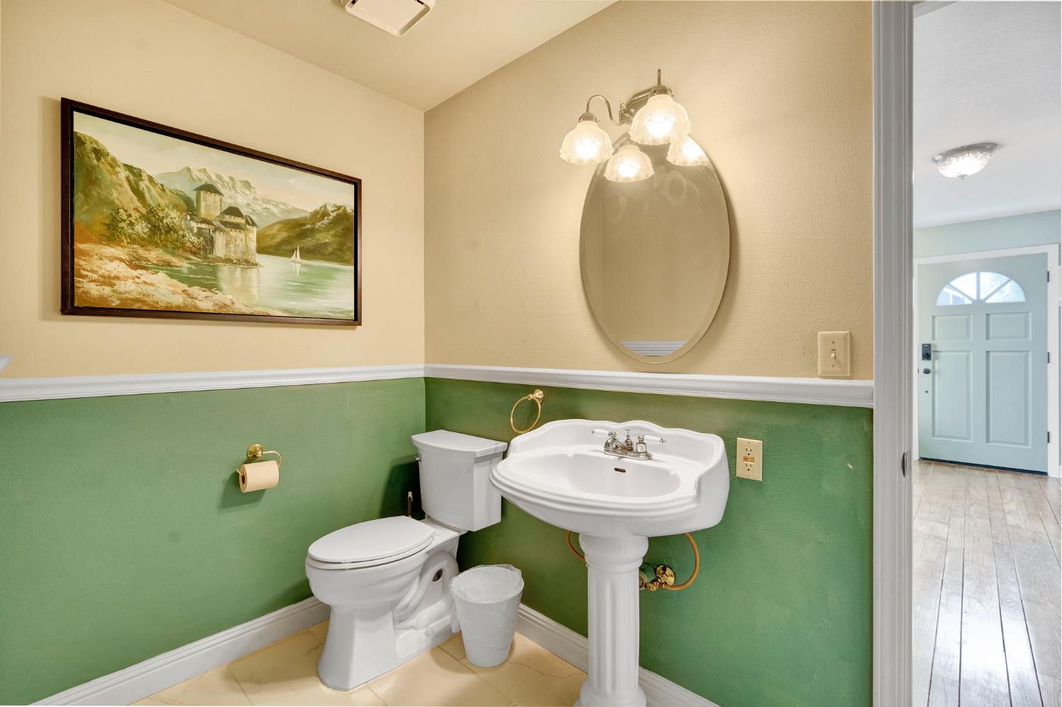 569 W Sample Ave, Clovis, CA 93612