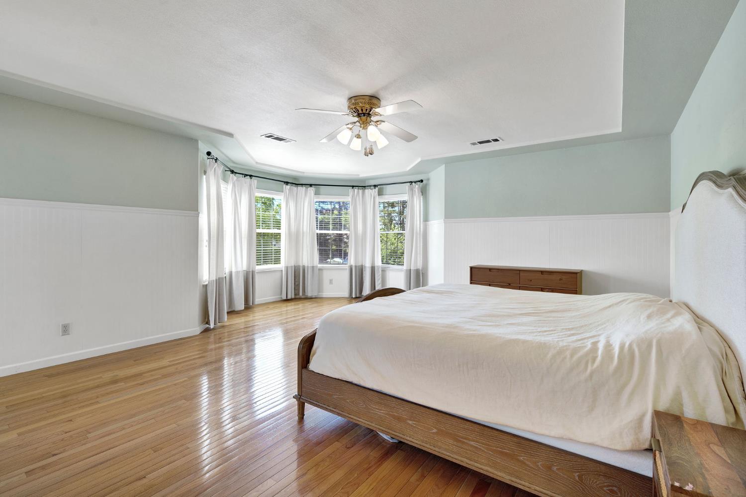 569 W Sample Ave, Clovis, CA 93612