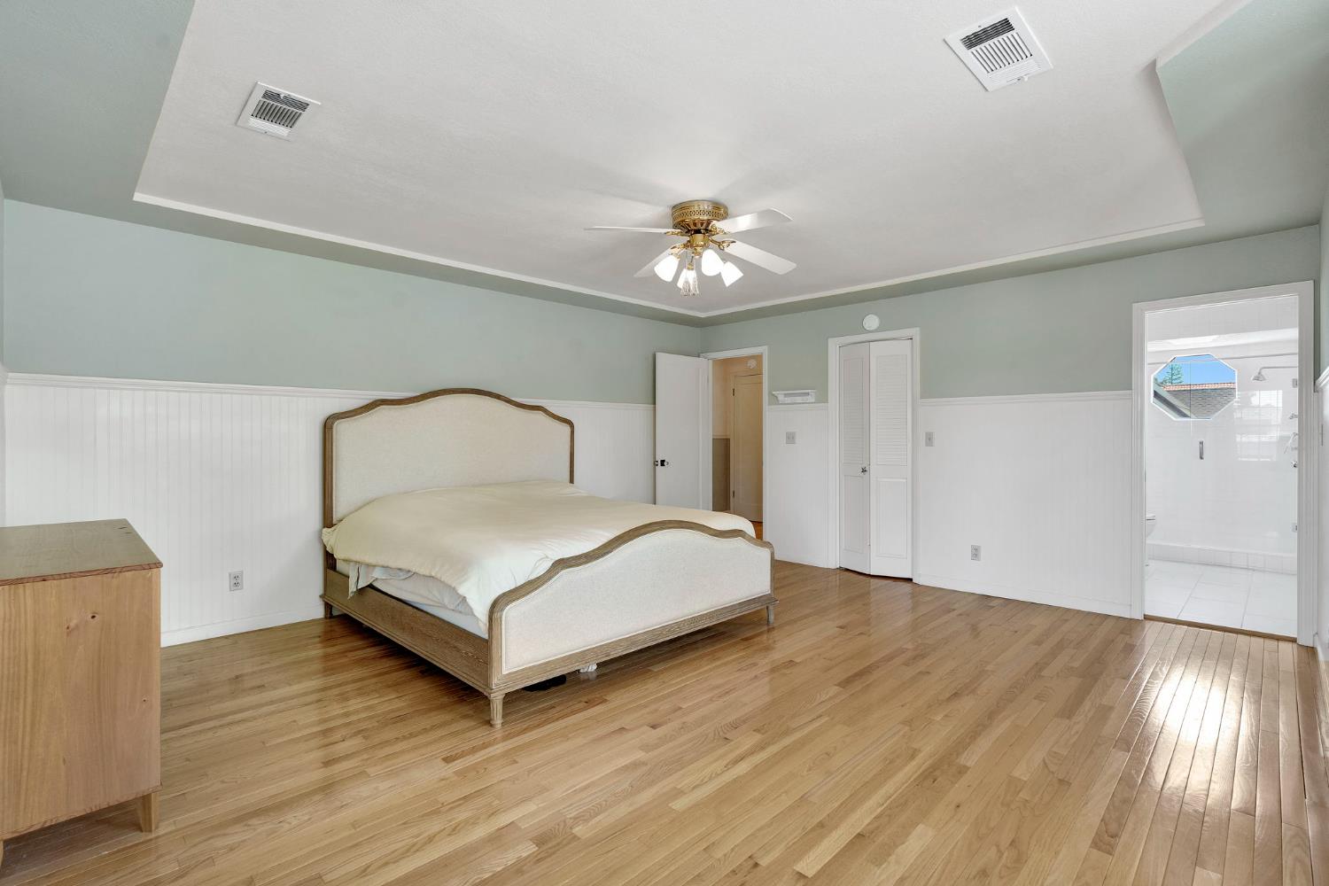 569 W Sample Ave, Clovis, CA 93612