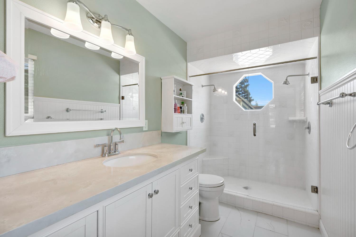 569 W Sample Ave, Clovis, CA 93612