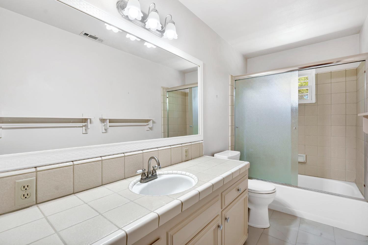 569 W Sample Ave, Clovis, CA 93612