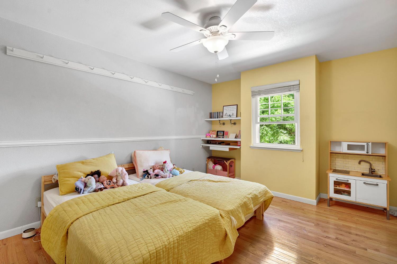 569 W Sample Ave, Clovis, CA 93612