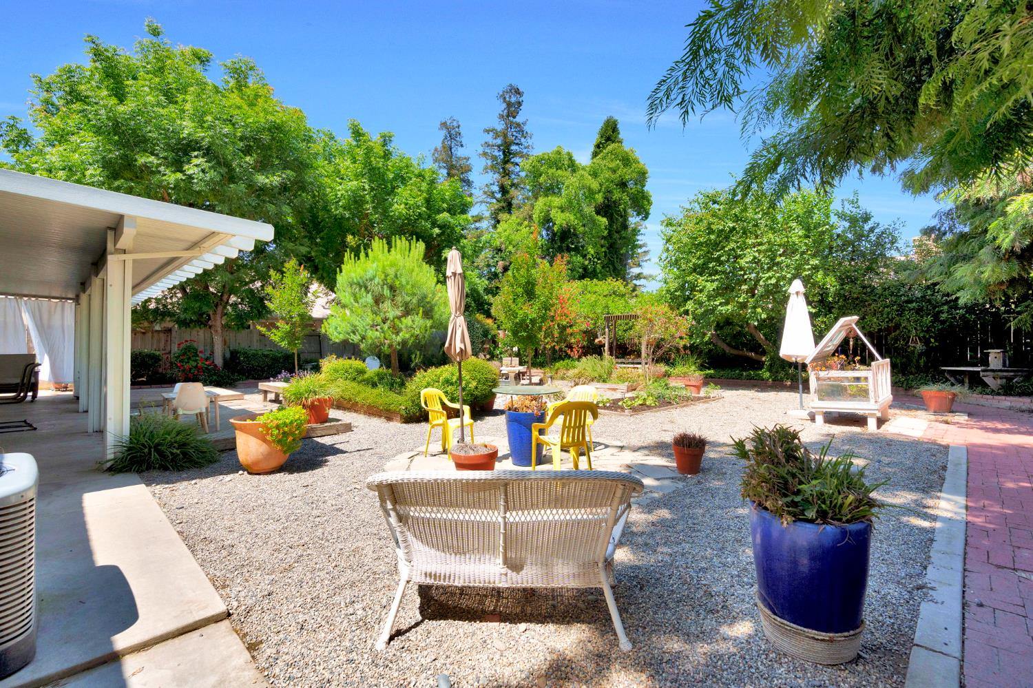 569 W Sample Ave, Clovis, CA 93612