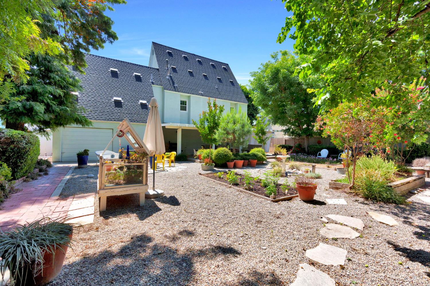 569 W Sample Ave, Clovis, CA 93612