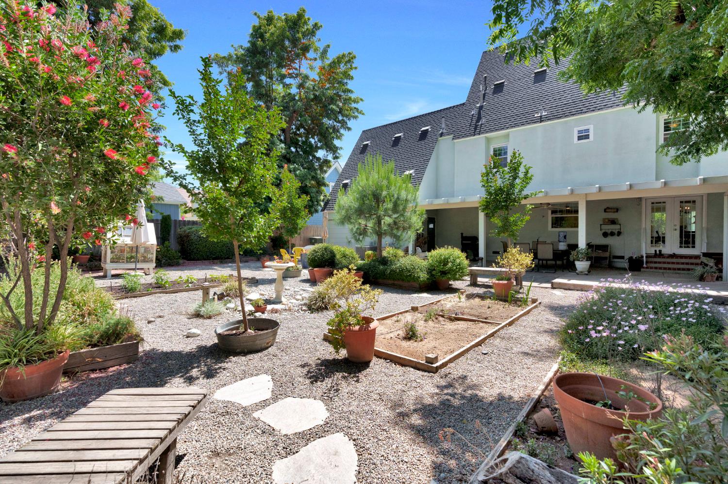 569 W Sample Ave, Clovis, CA 93612