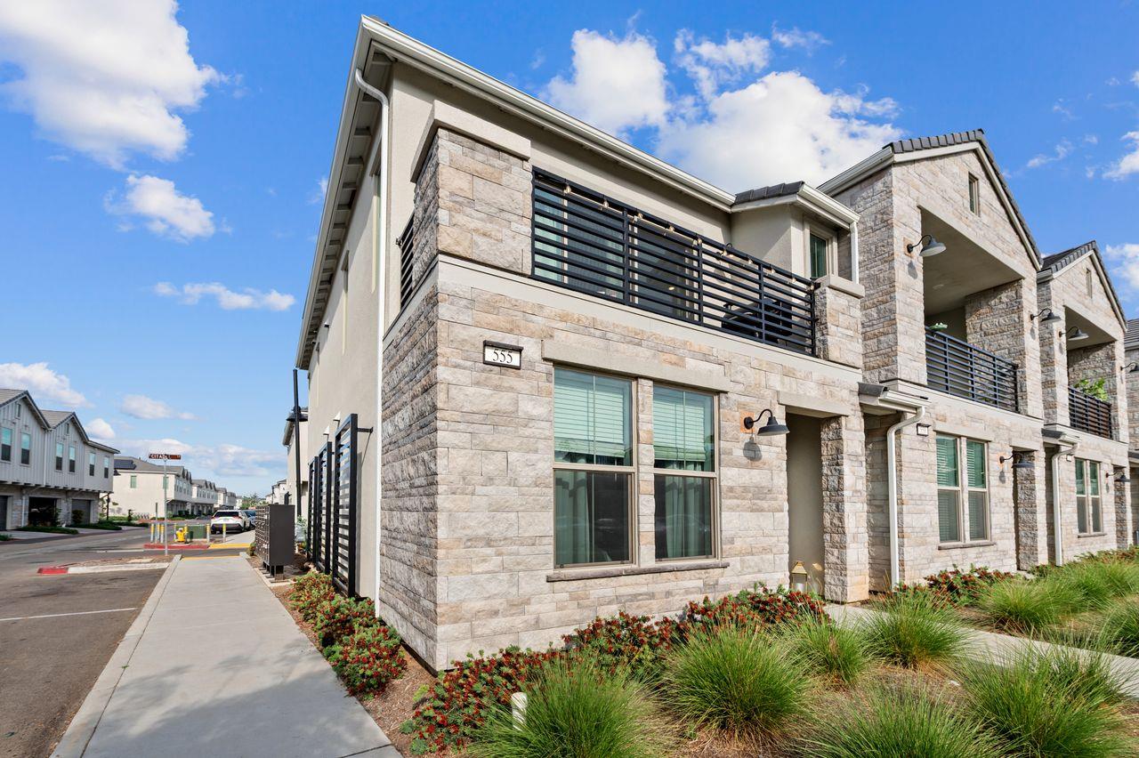 555 N Citadel Ln, Clovis, CA 93611