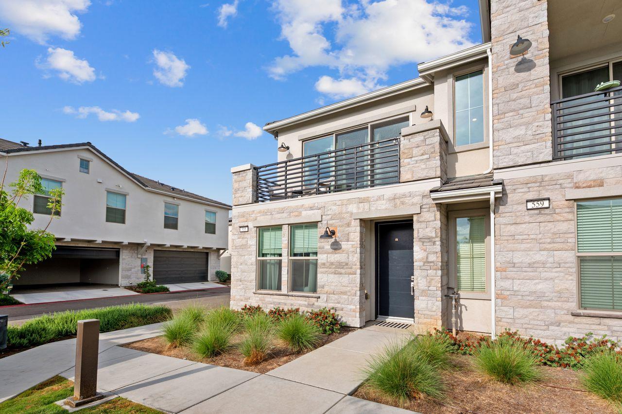 555 N Citadel Ln, Clovis, CA 93611