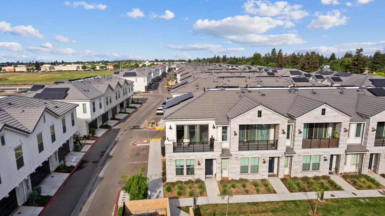 555 N Citadel Ln, Clovis, CA 93611