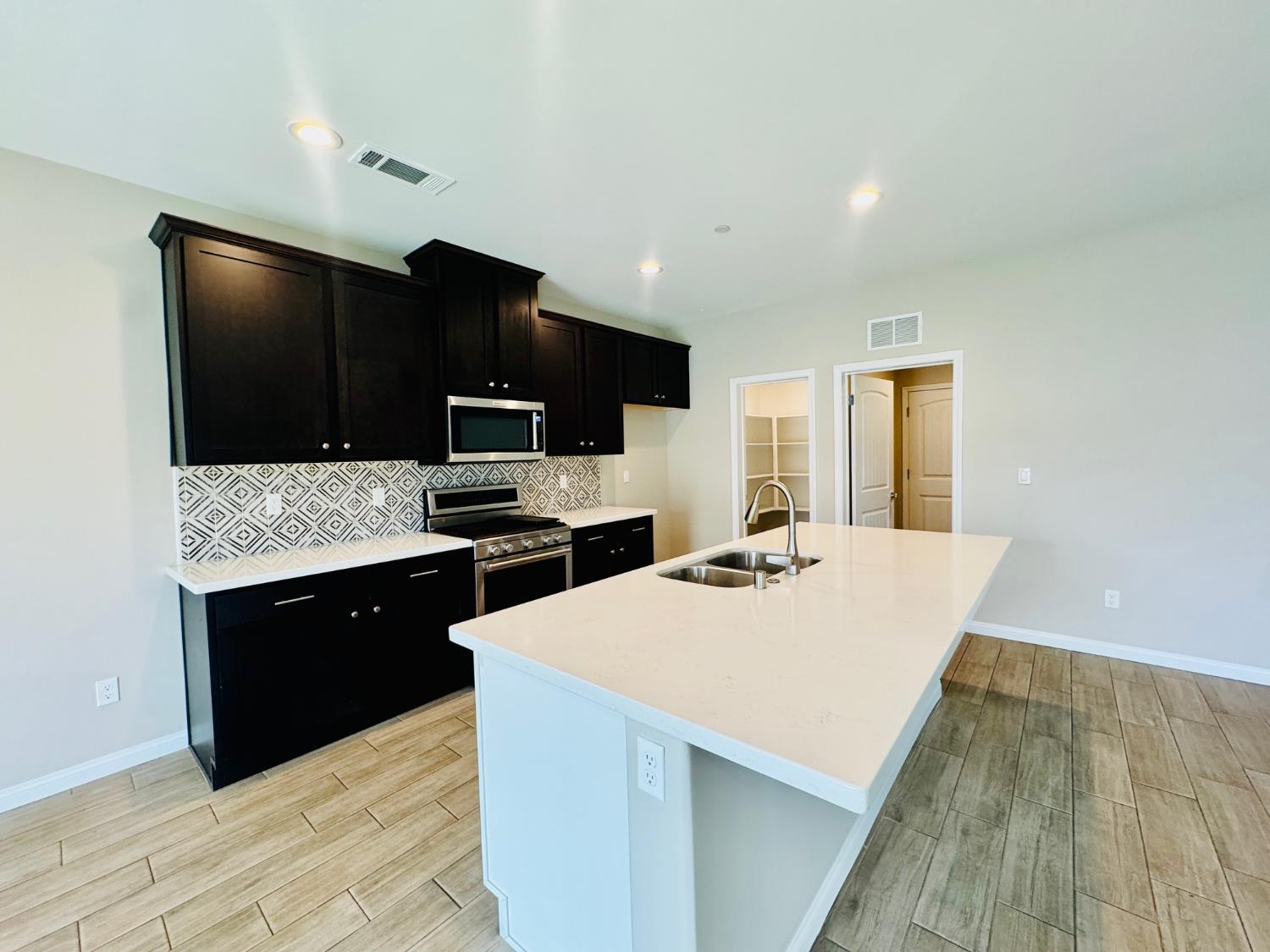 8512 Kowa St, Bakersfield, CA 93314