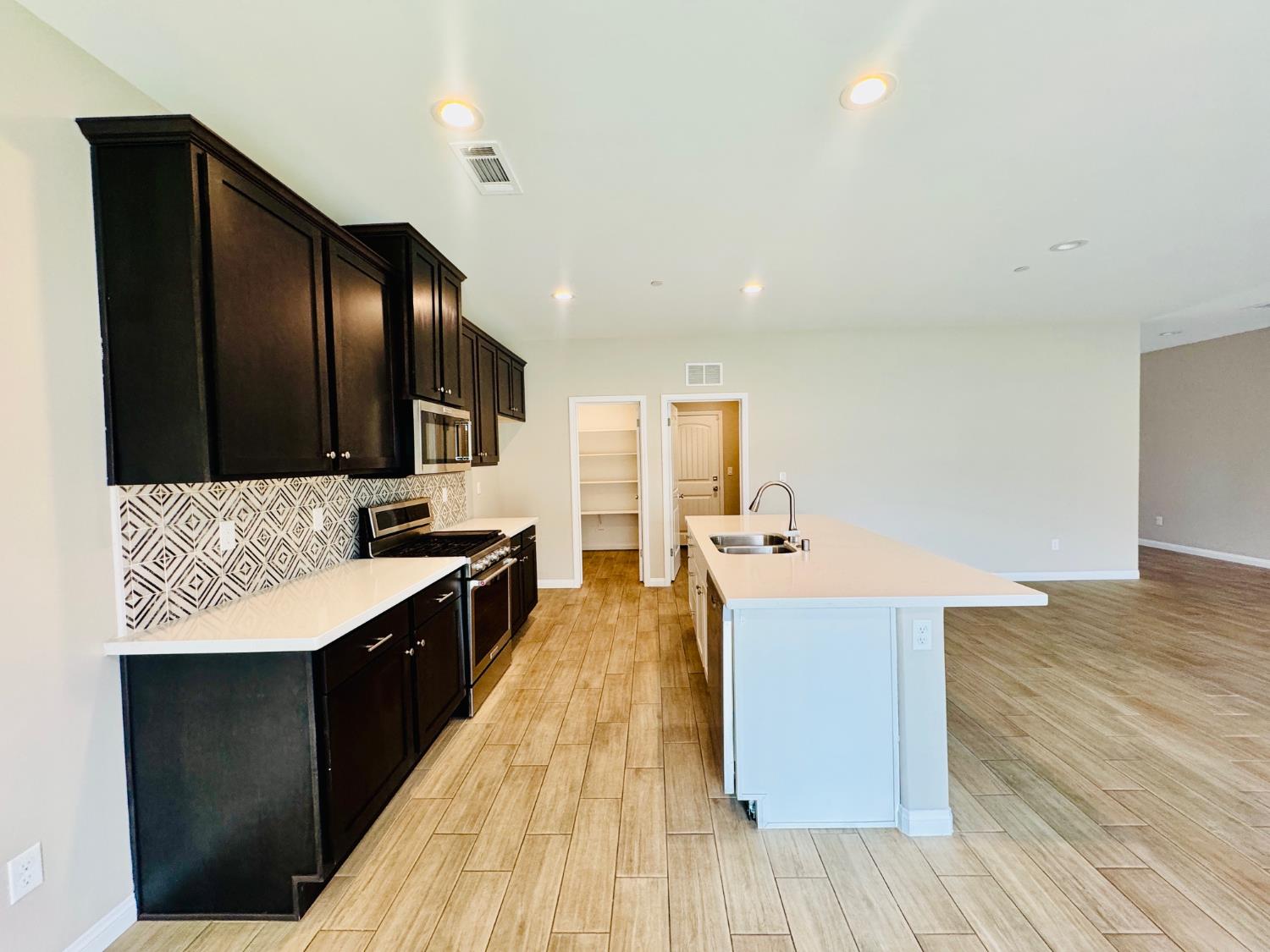 8512 Kowa St, Bakersfield, CA 93314