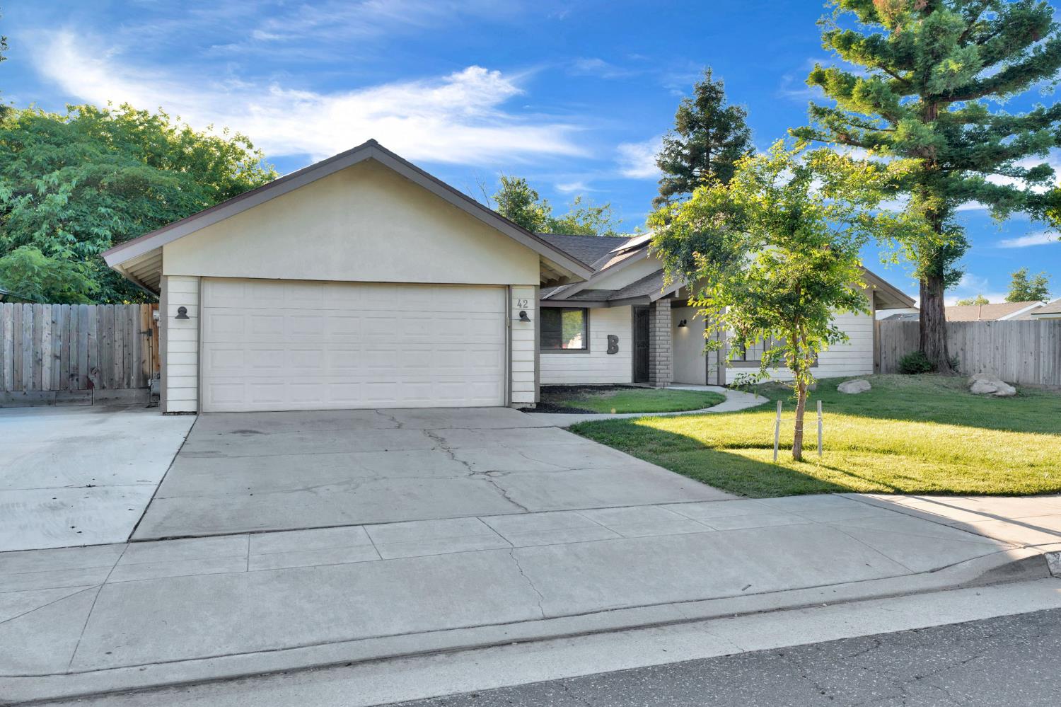 42 McKelvy Ave, Clovis, CA 93611