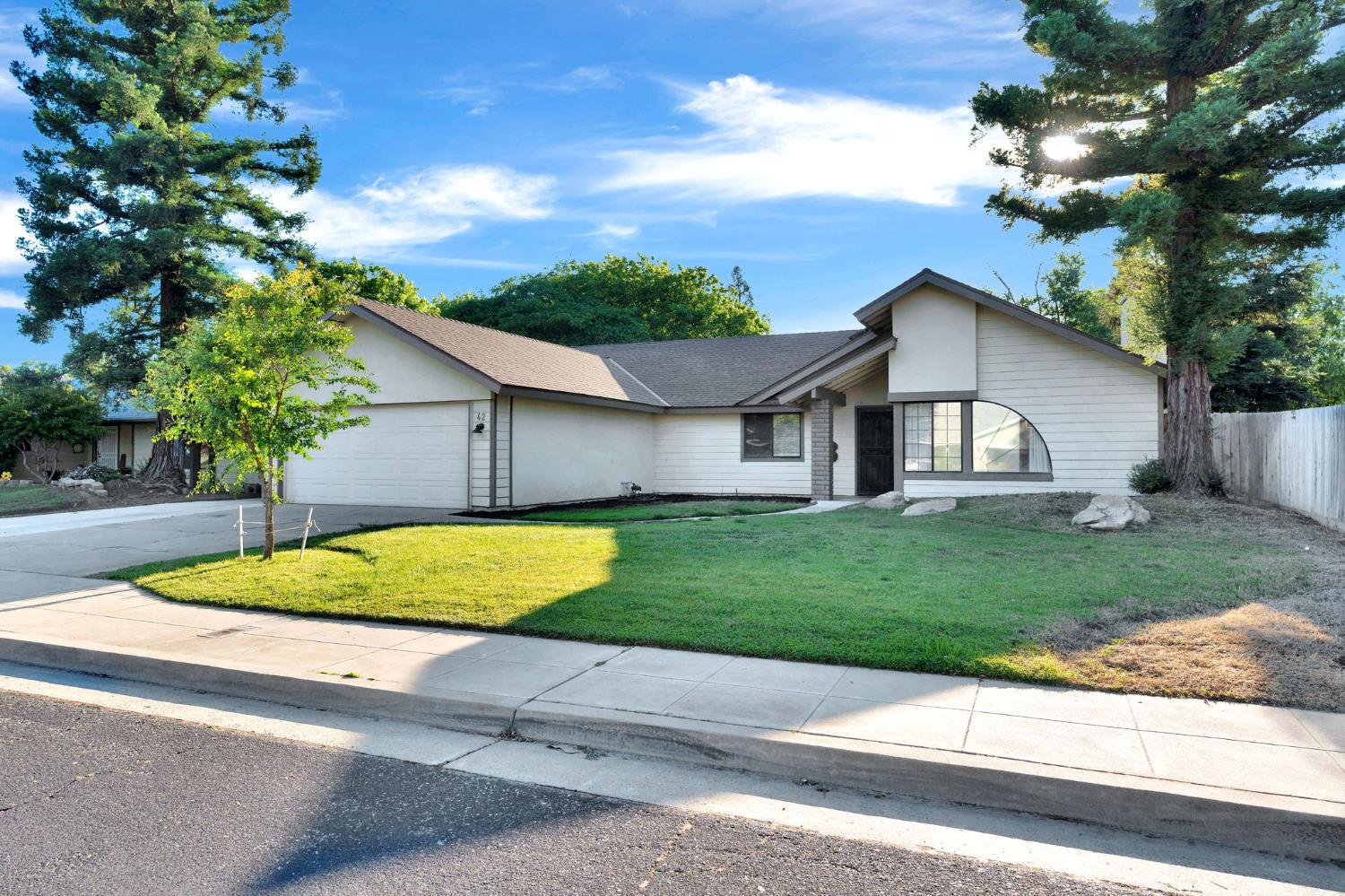 42 McKelvy Ave, Clovis, CA 93611