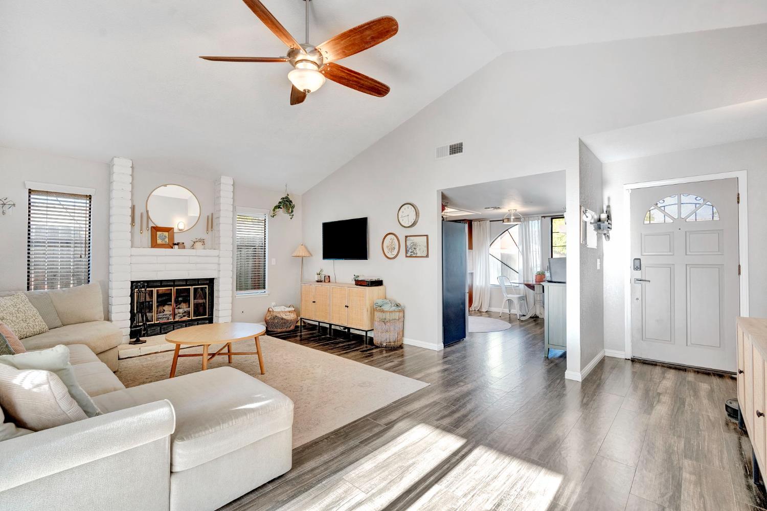 42 McKelvy Ave, Clovis, CA 93611