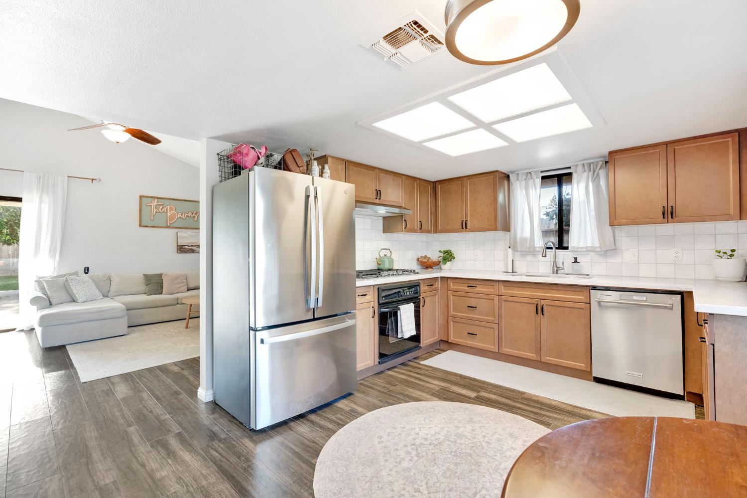 42 McKelvy Ave, Clovis, CA 93611