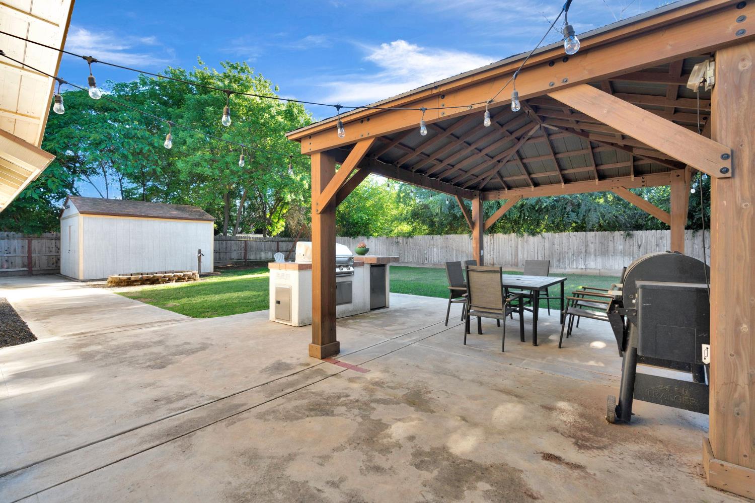 42 McKelvy Ave, Clovis, CA 93611