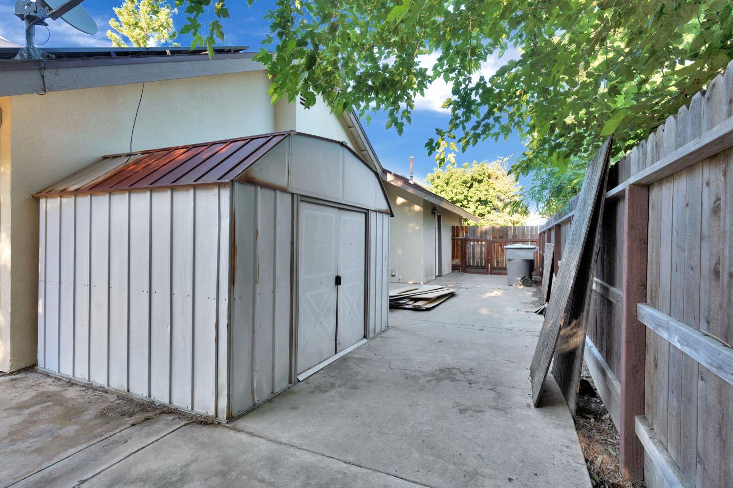 42 McKelvy Ave, Clovis, CA 93611