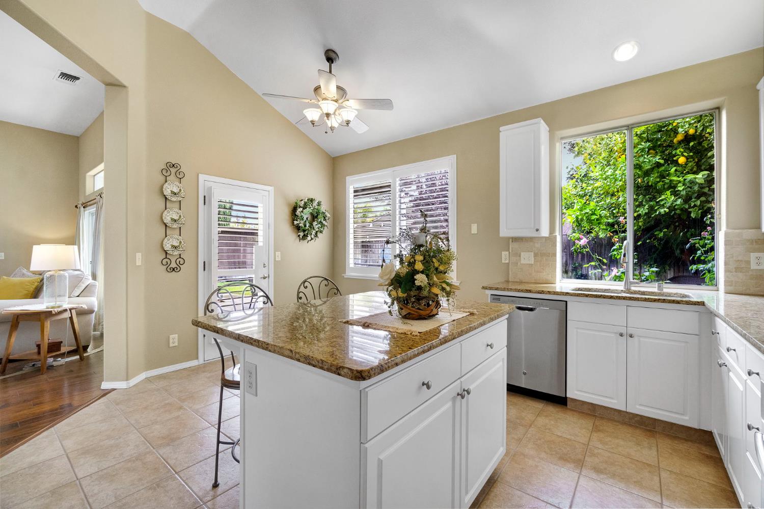 6074 W El Paso Ave, Fresno, CA 93722