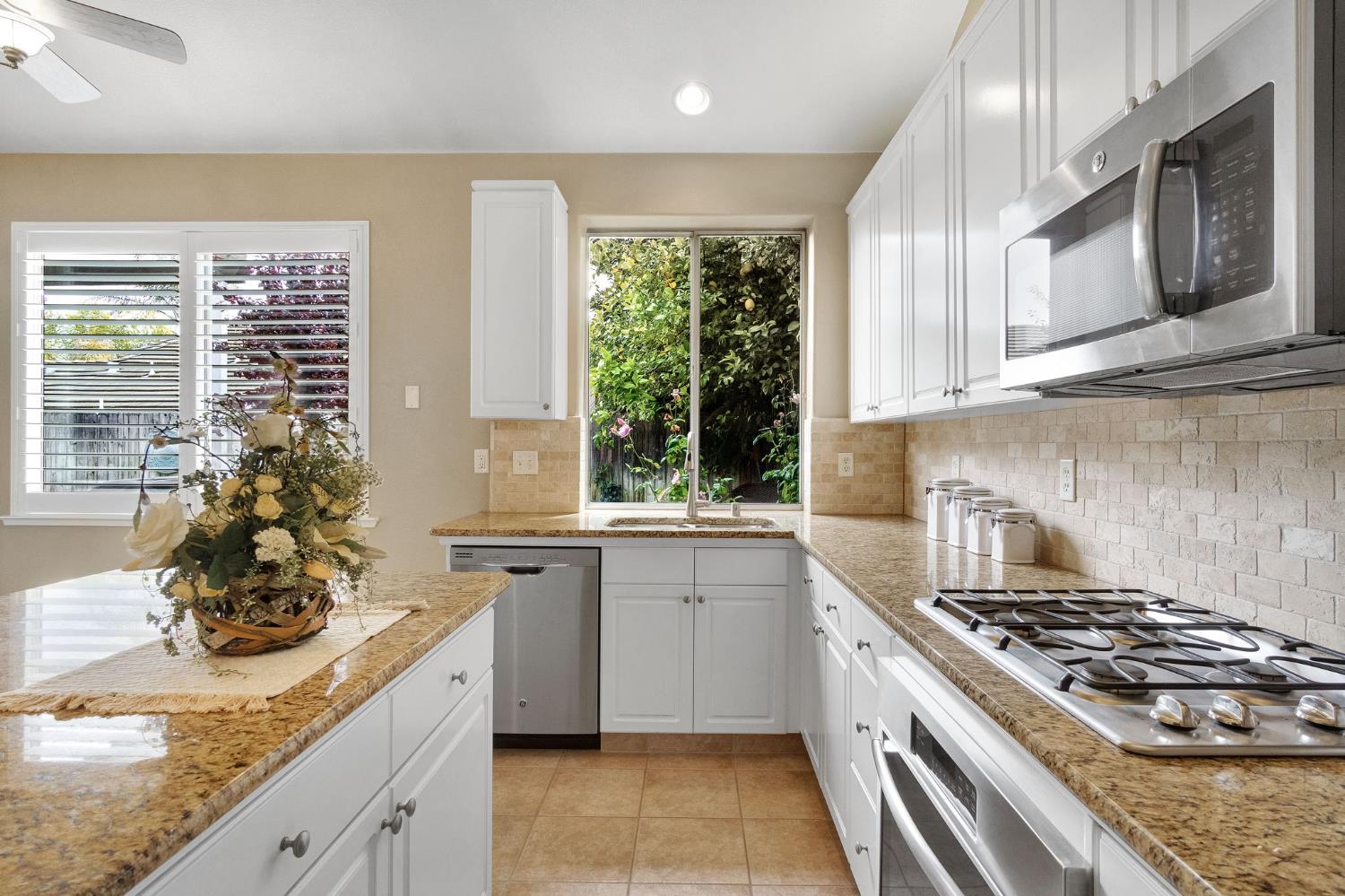 6074 W El Paso Ave, Fresno, CA 93722