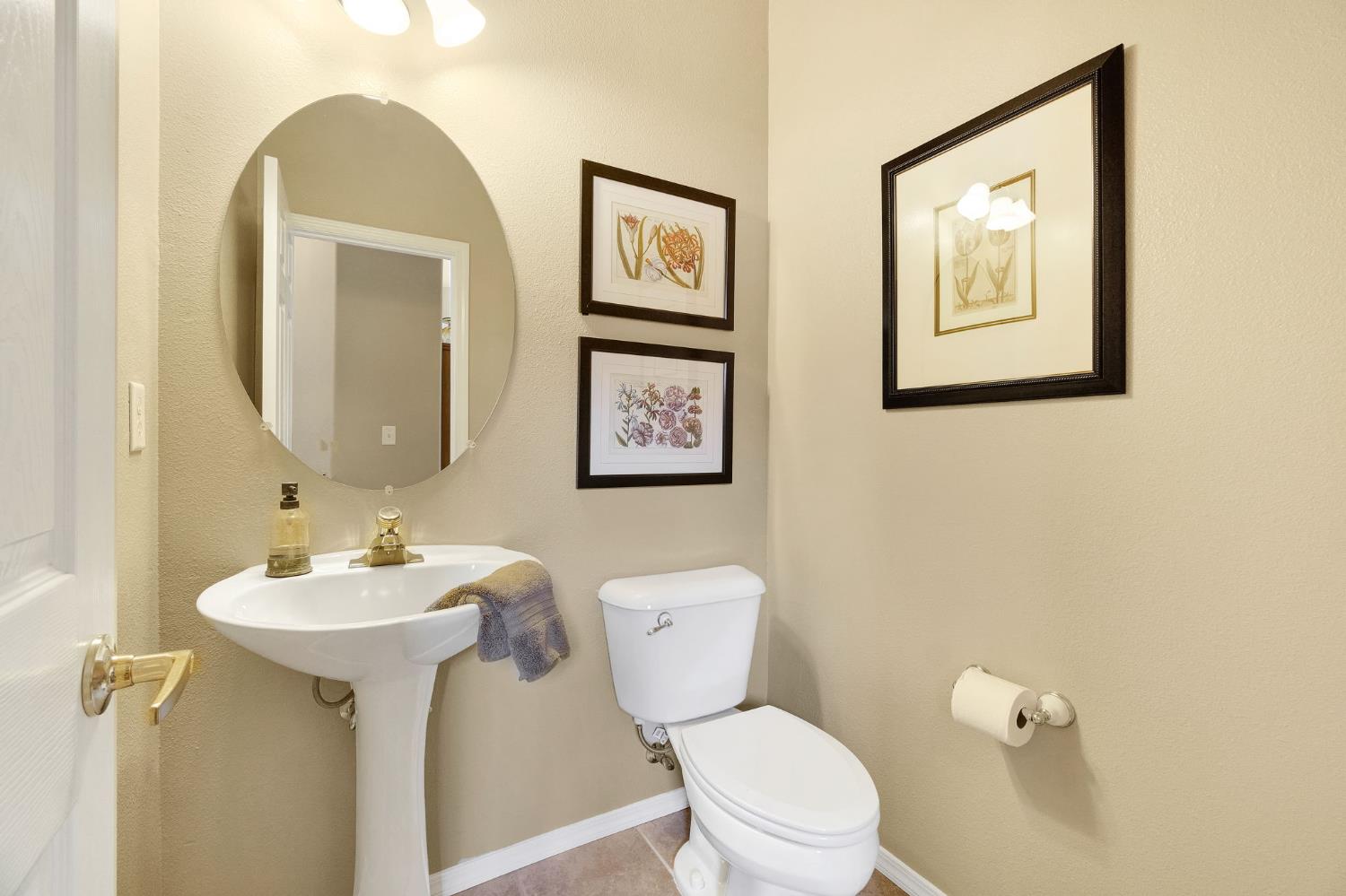 6074 W El Paso Ave, Fresno, CA 93722