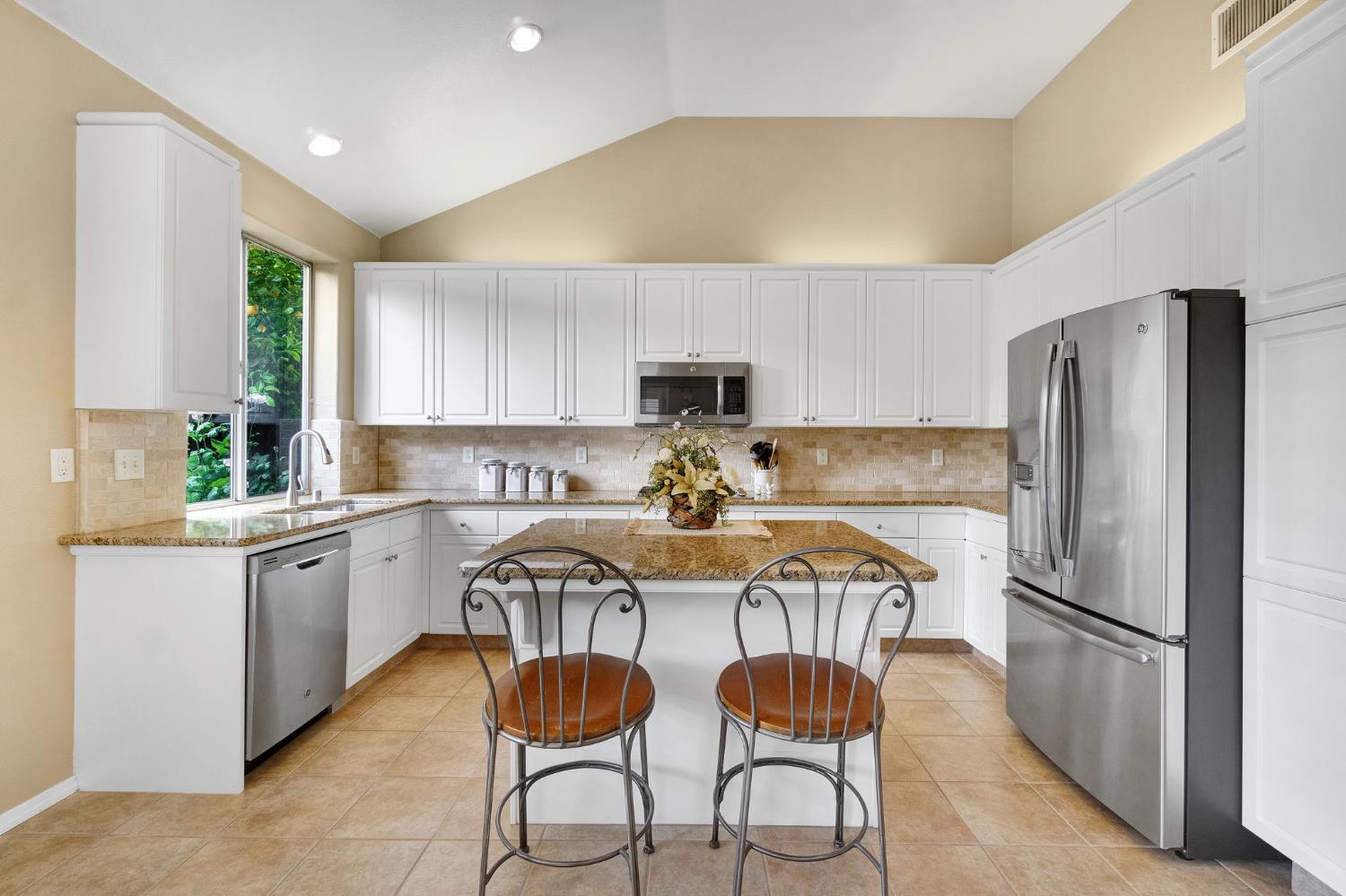 6074 W El Paso Ave, Fresno, CA 93722