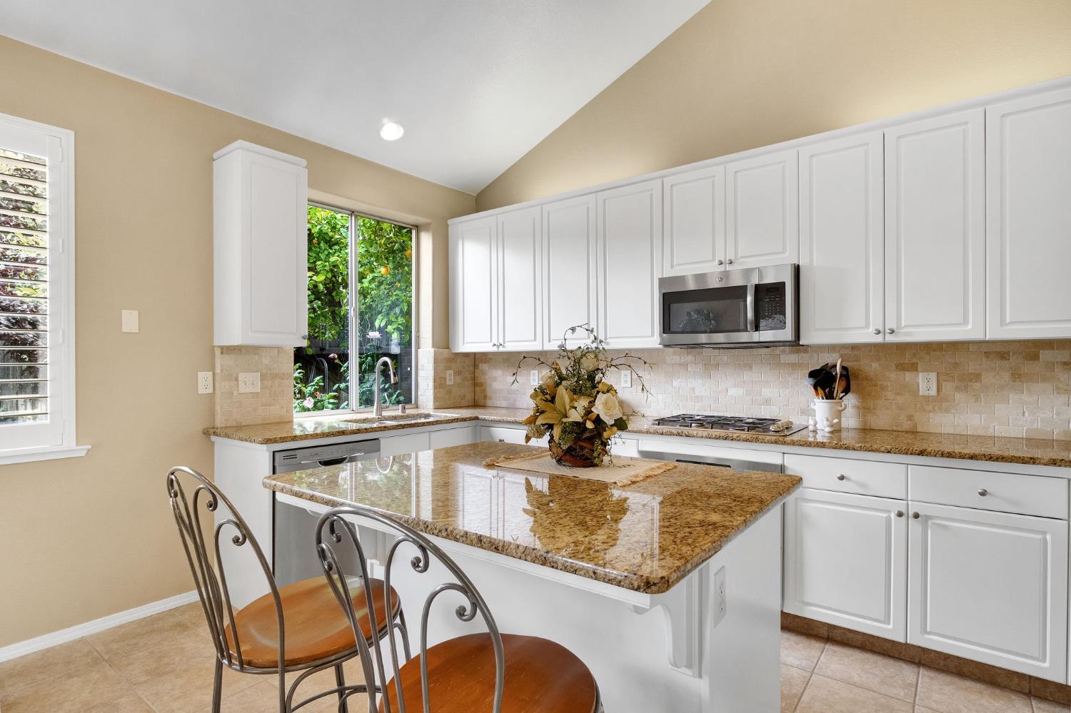 6074 W El Paso Ave, Fresno, CA 93722