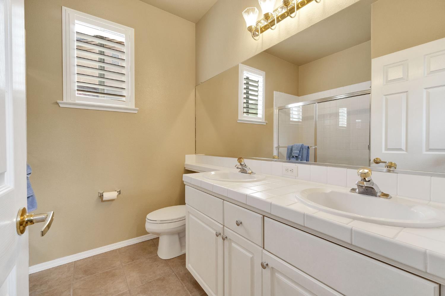6074 W El Paso Ave, Fresno, CA 93722