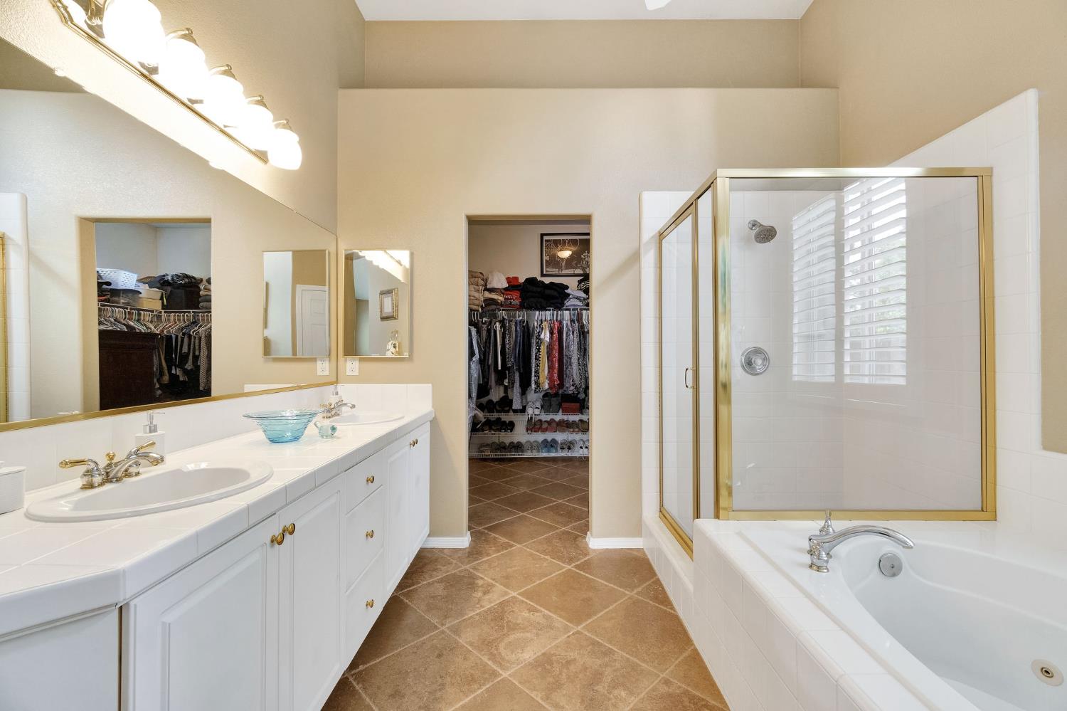 6074 W El Paso Ave, Fresno, CA 93722