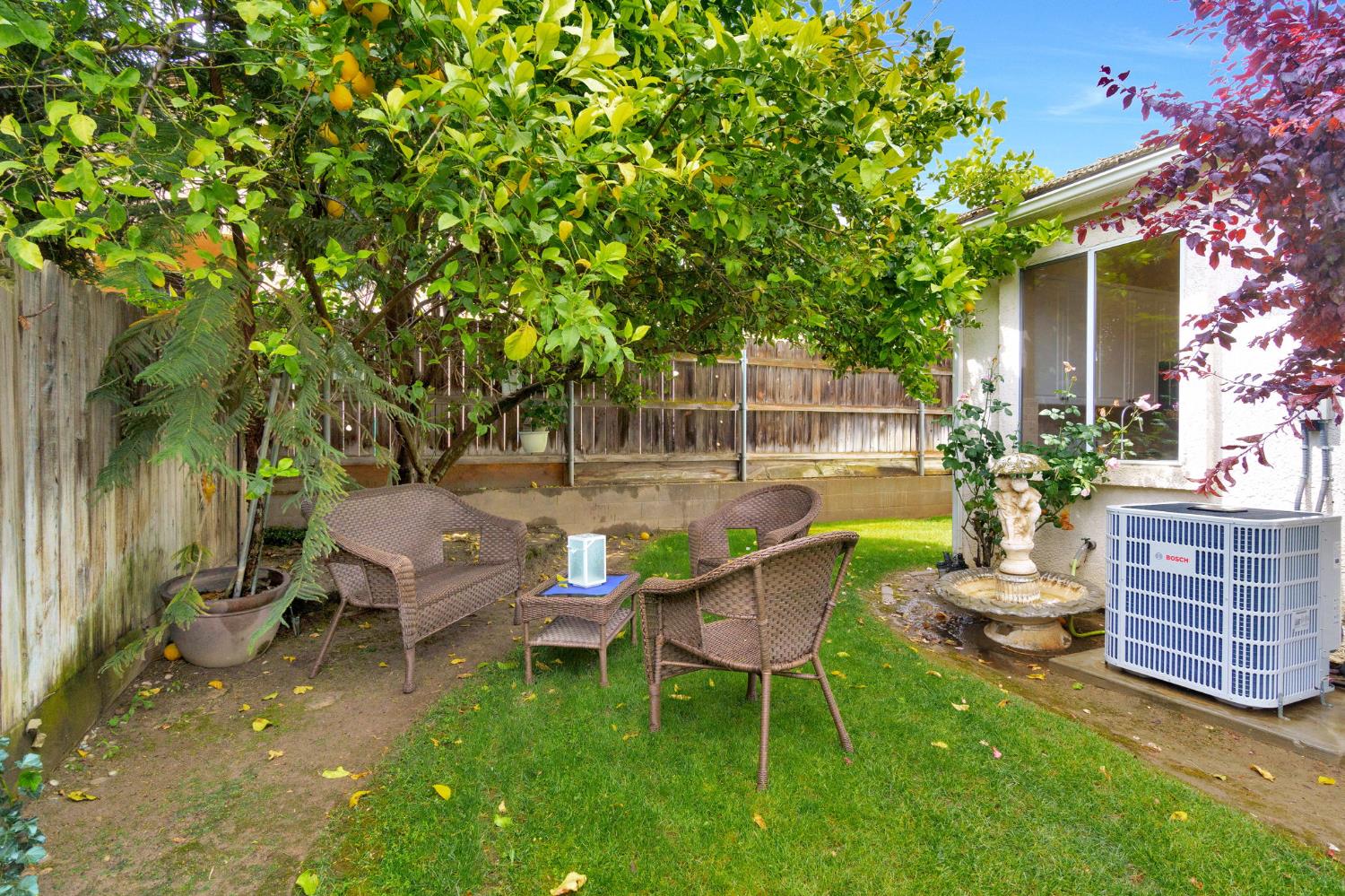 6074 W El Paso Ave, Fresno, CA 93722
