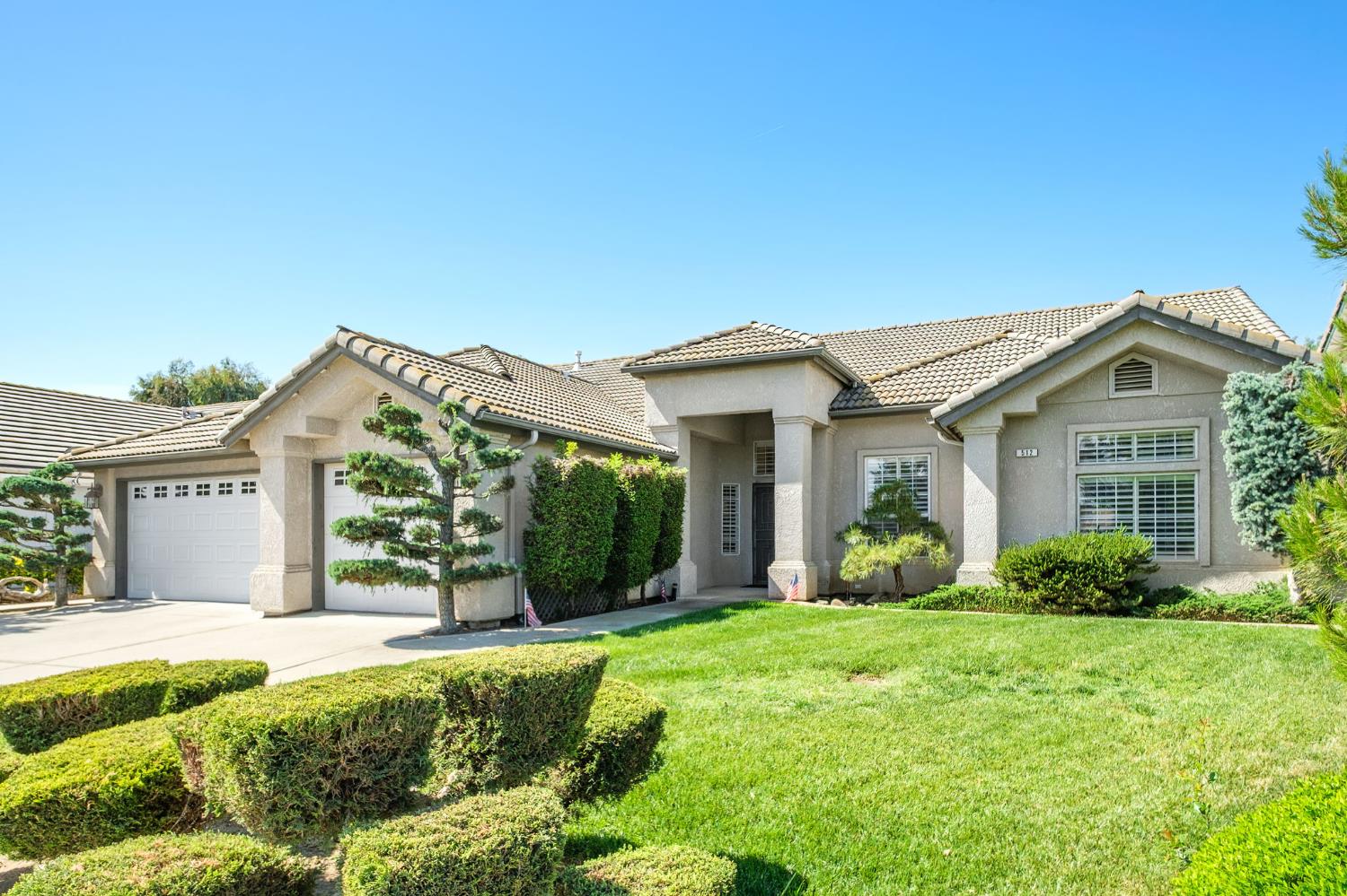 512 W Fallbrook Ave, Clovis, CA 93611