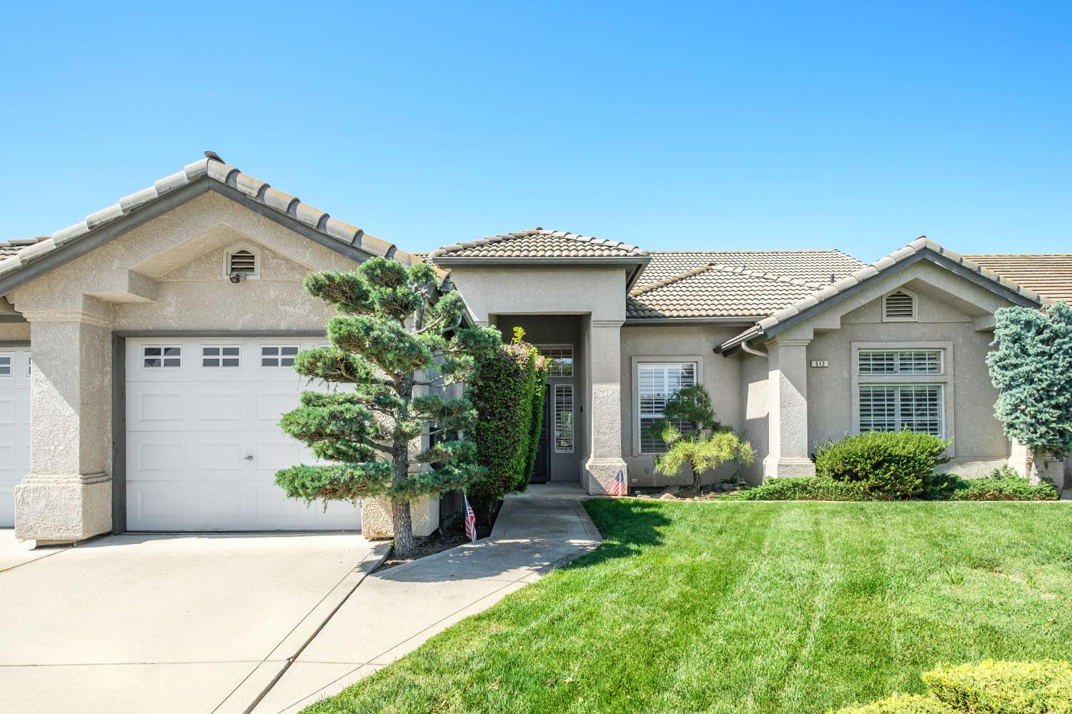 512 W Fallbrook Ave, Clovis, CA 93611