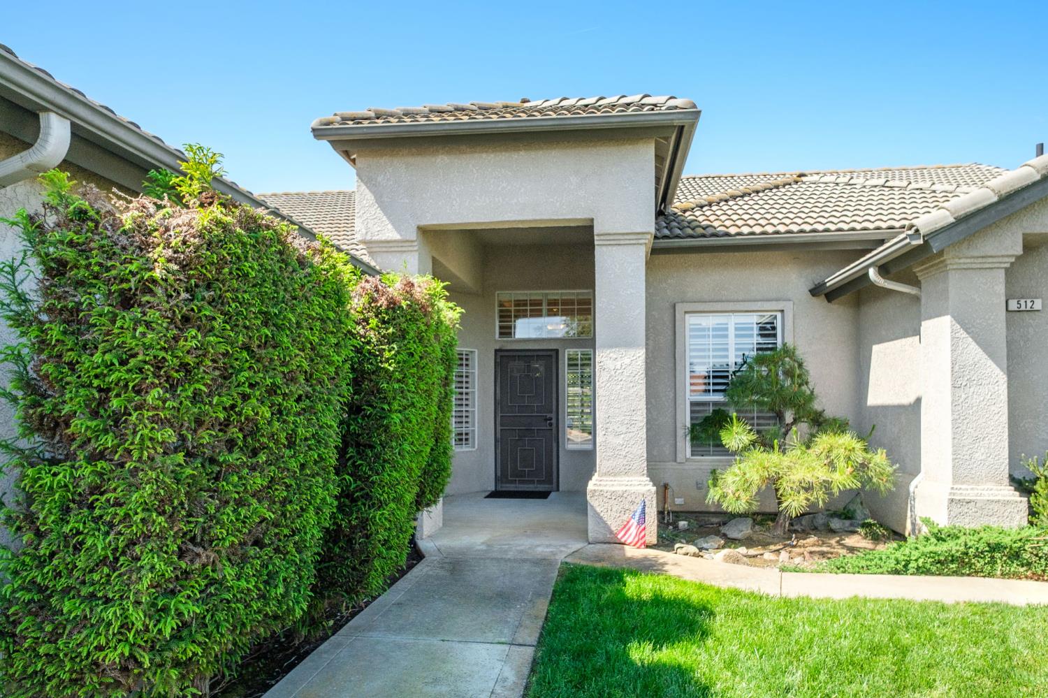 512 W Fallbrook Ave, Clovis, CA 93611