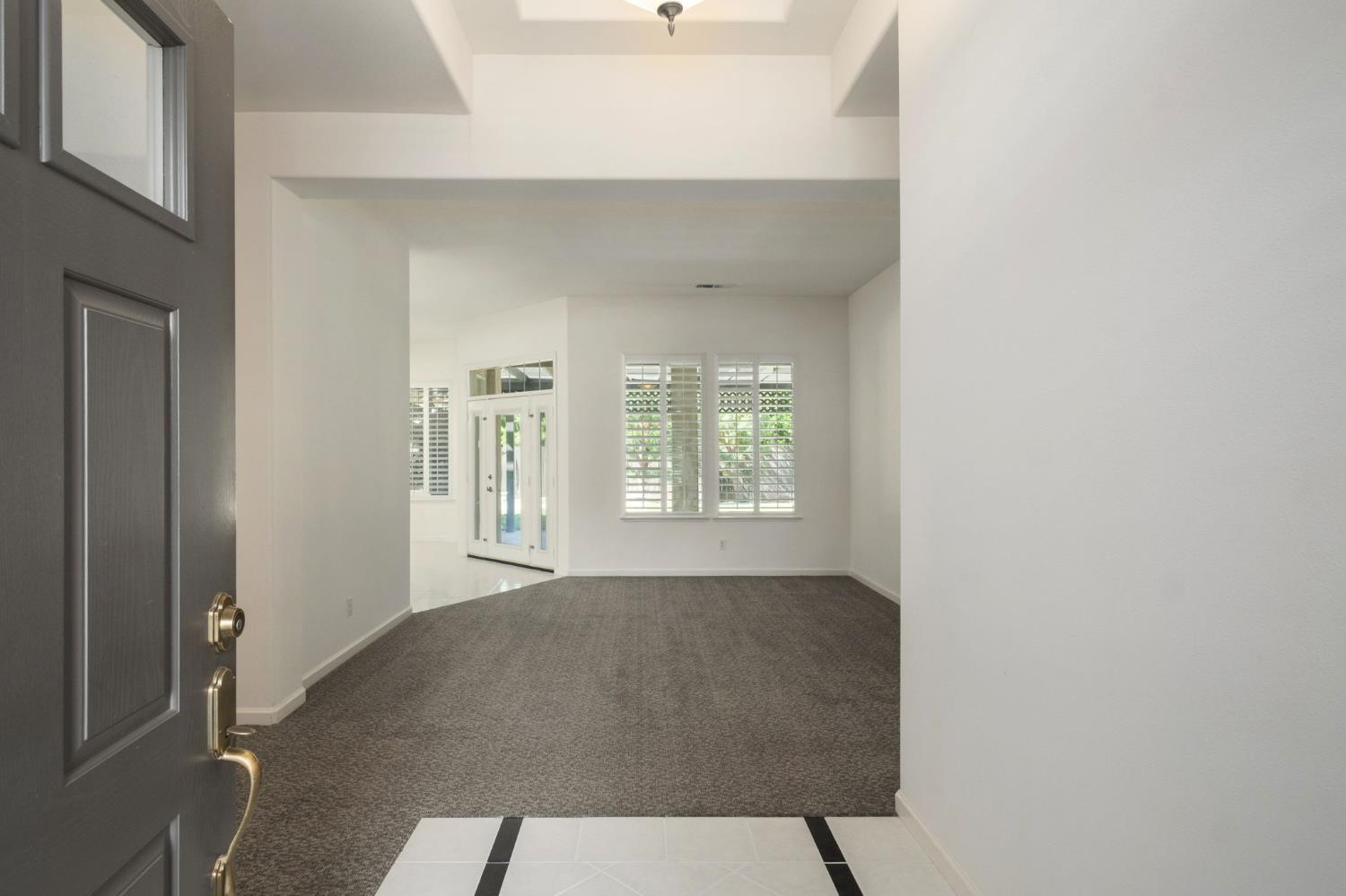 512 W Fallbrook Ave, Clovis, CA 93611