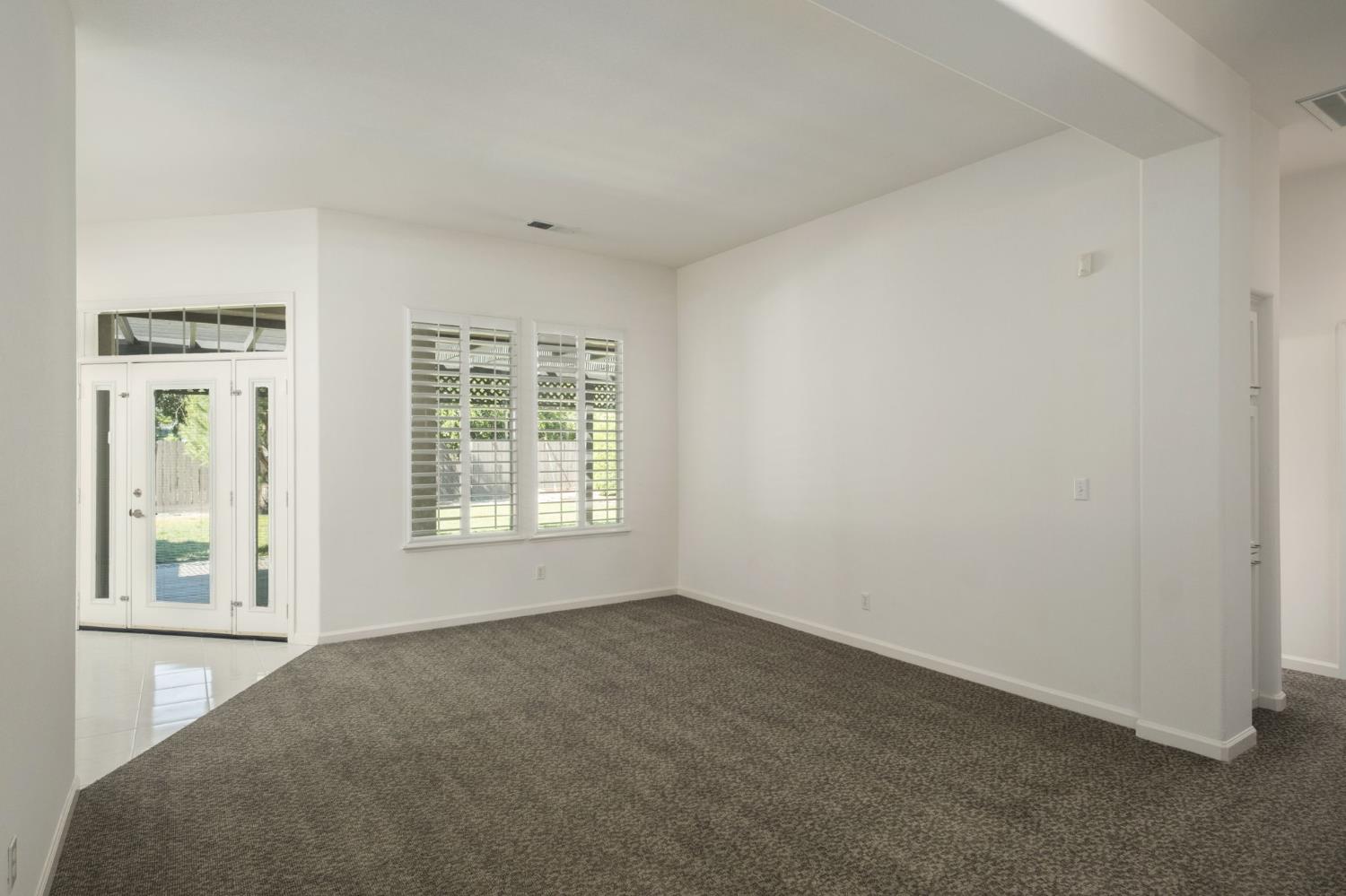 512 W Fallbrook Ave, Clovis, CA 93611