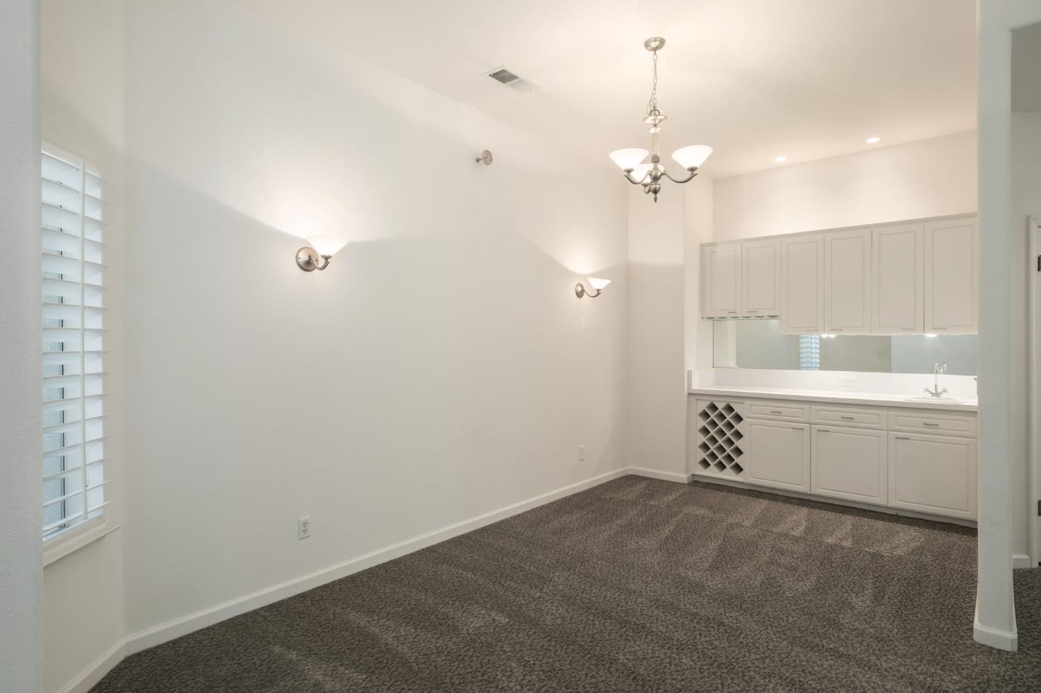 512 W Fallbrook Ave, Clovis, CA 93611