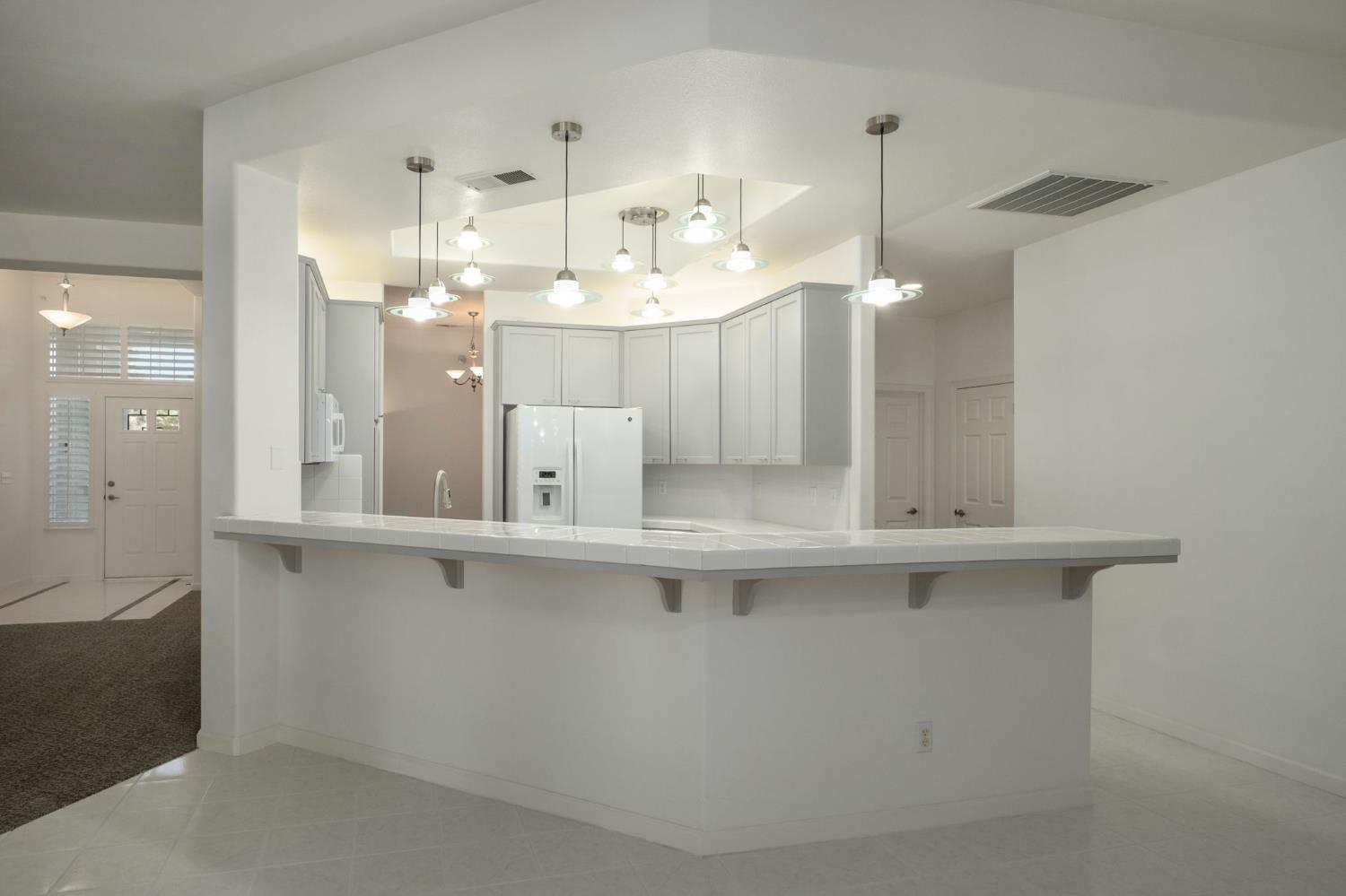 512 W Fallbrook Ave, Clovis, CA 93611