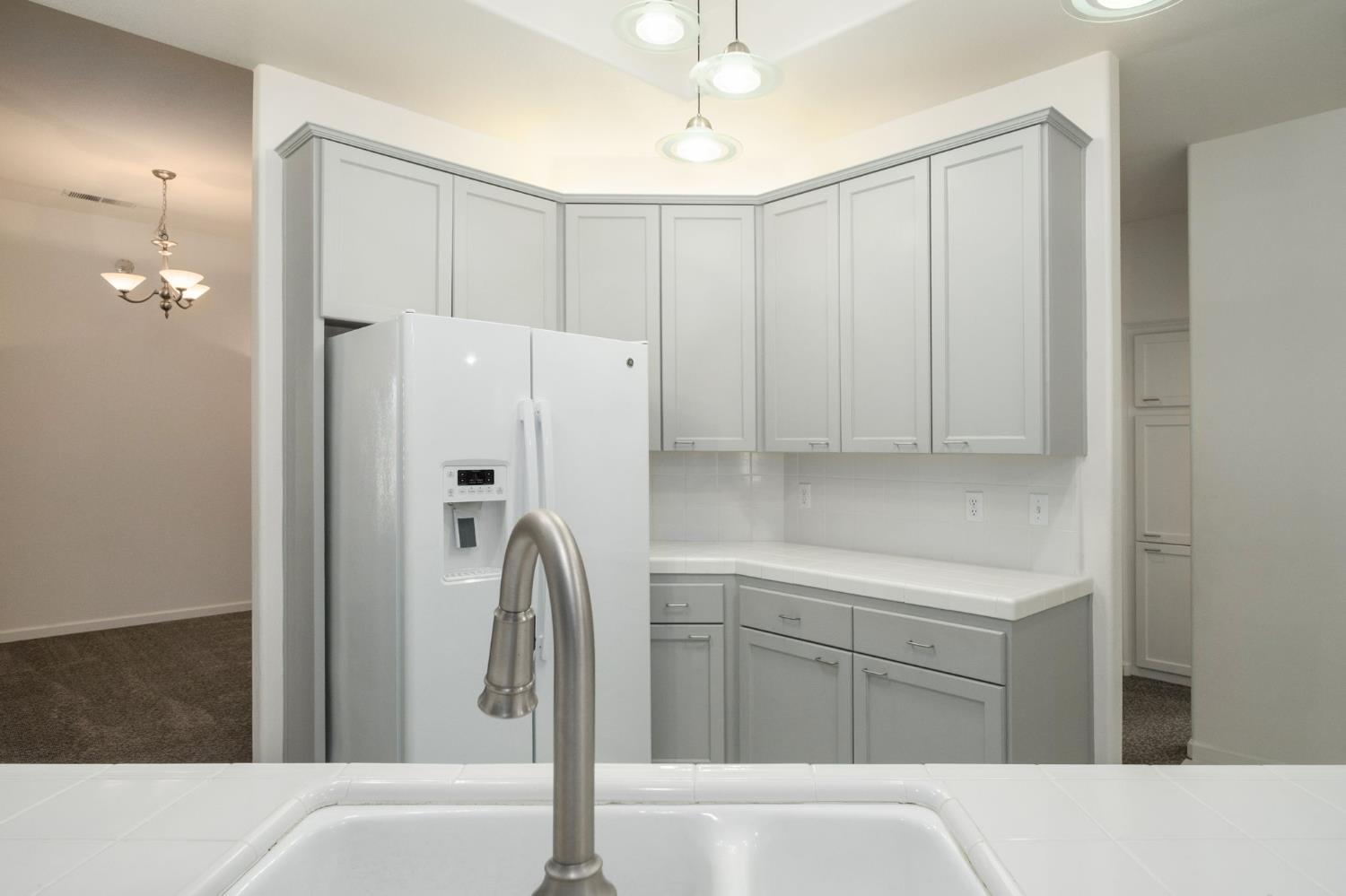 512 W Fallbrook Ave, Clovis, CA 93611