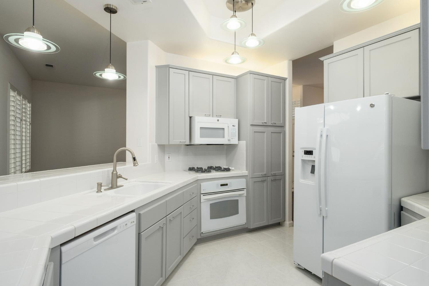 512 W Fallbrook Ave, Clovis, CA 93611