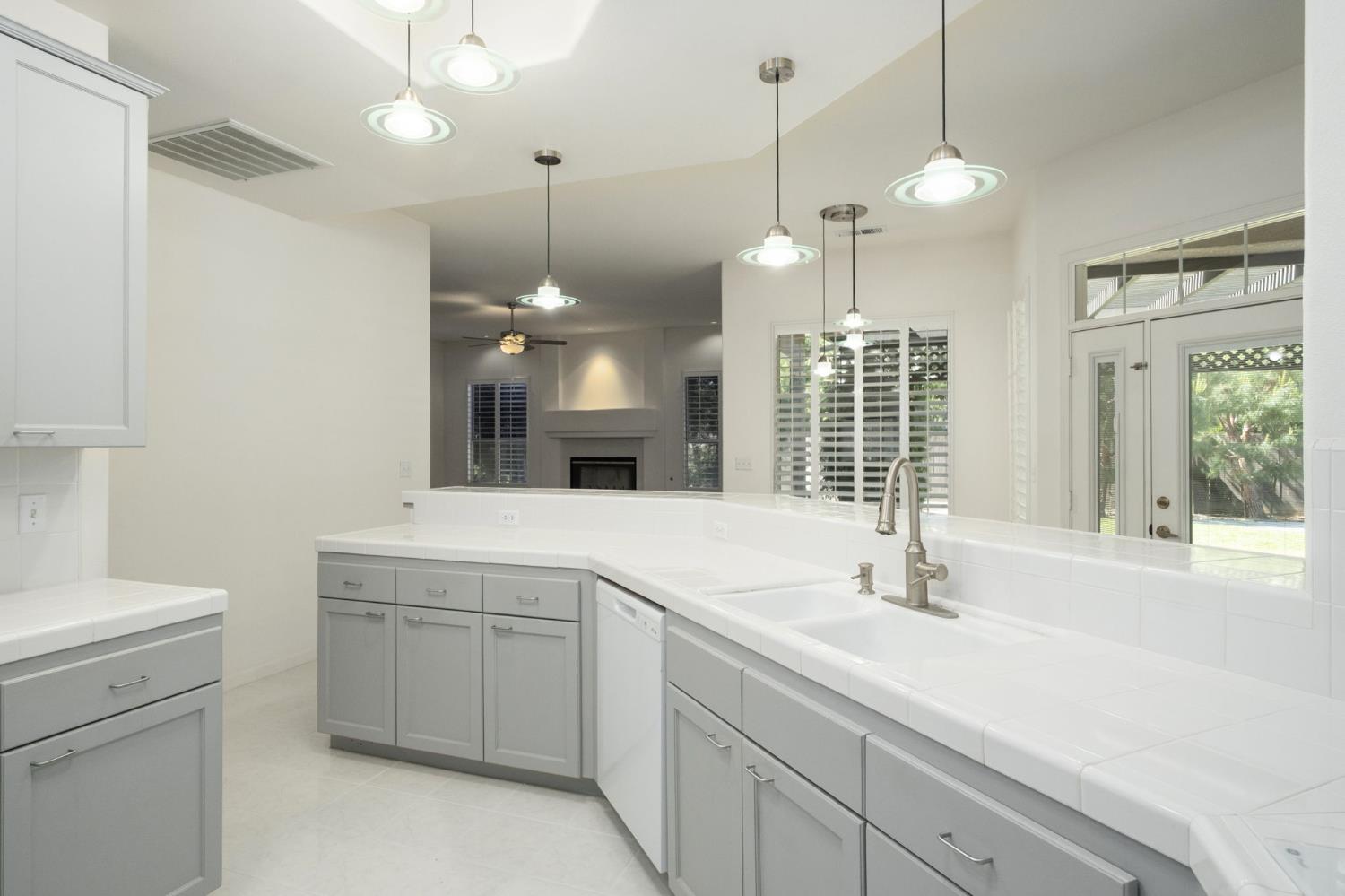 512 W Fallbrook Ave, Clovis, CA 93611