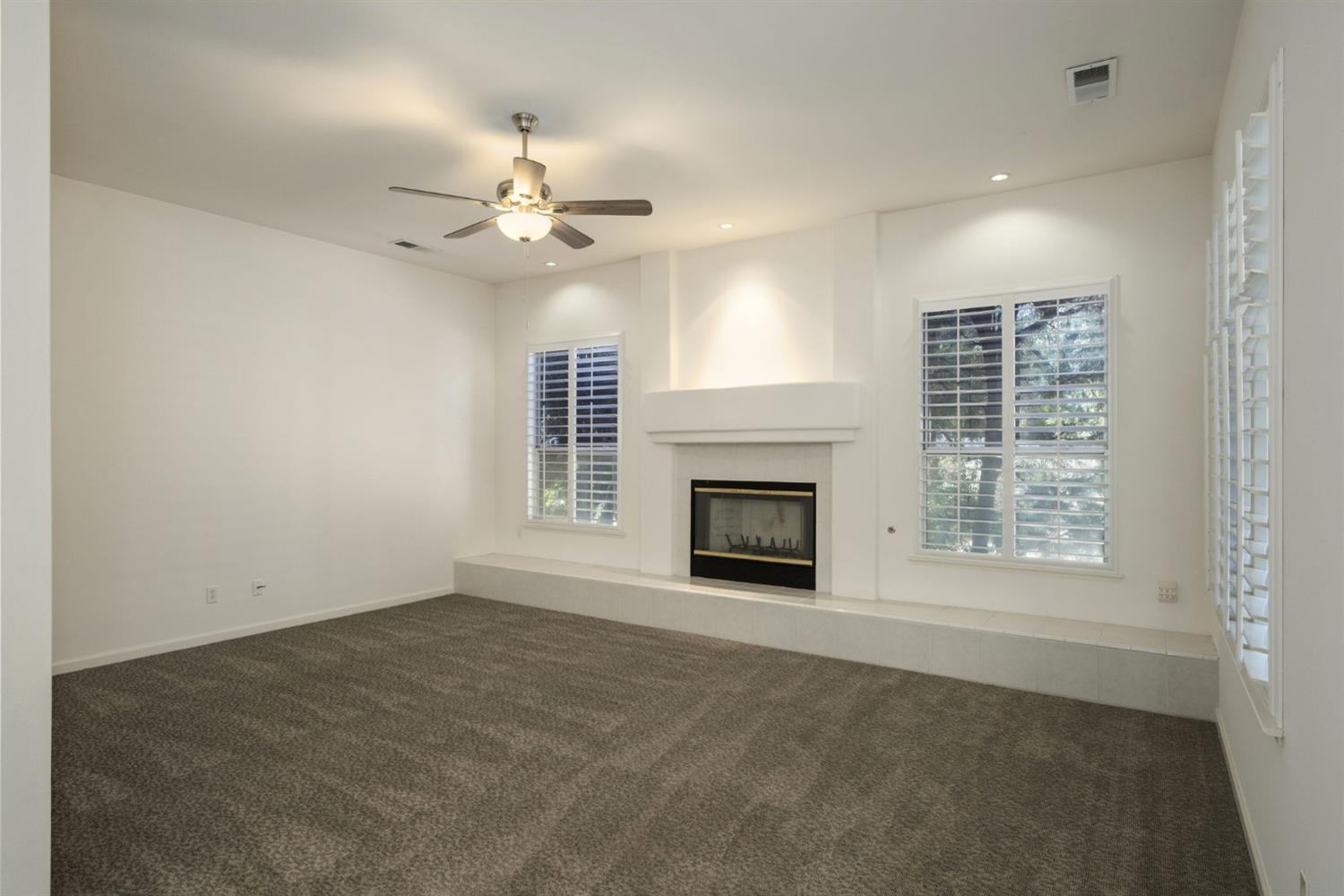 512 W Fallbrook Ave, Clovis, CA 93611