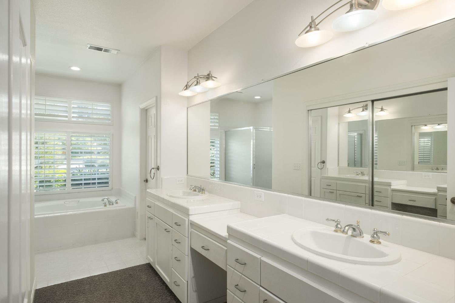 512 W Fallbrook Ave, Clovis, CA 93611